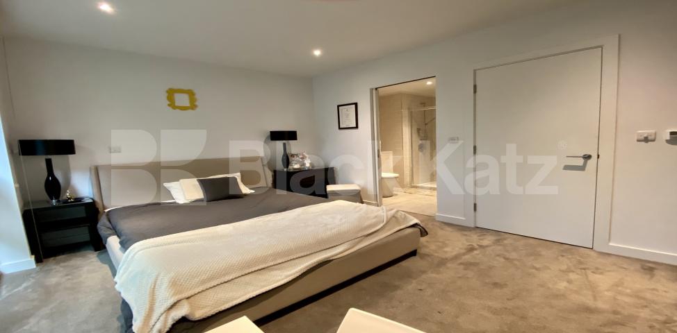 			NEW INSTRUCTION , 3 Bedroom, 1 bath, 1 reception Apartment			 Victory Place Trafalgar Place , Elephant and Castle / Borough 